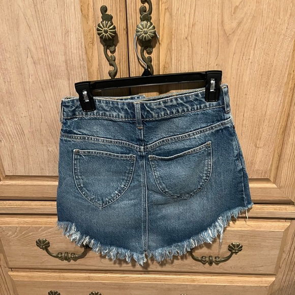 We The Free (Free People) Blue Denim Bailey Fray Hem Mini Skirt. Size 25 - Picture 8 of 9